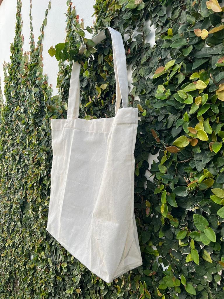 Bolsas Tote Bag De Manta Cruda Con Fuelle en un arbusto