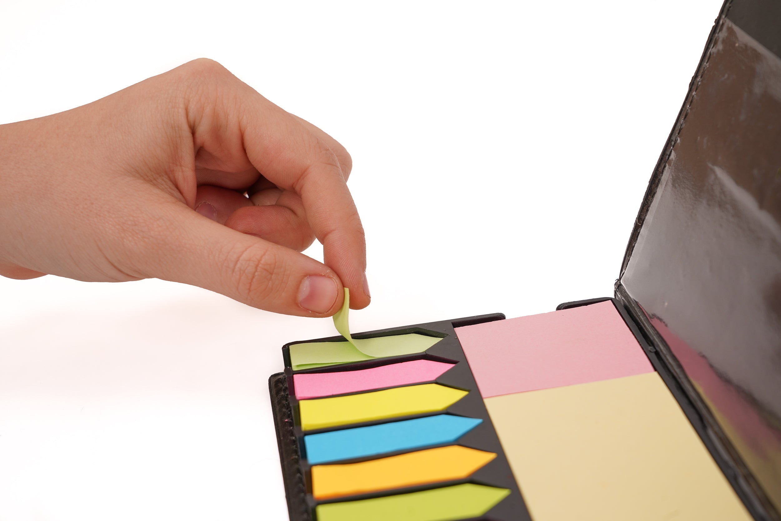 Mano utilizando Estuche Con Notas Y Banderas Adhesivas.