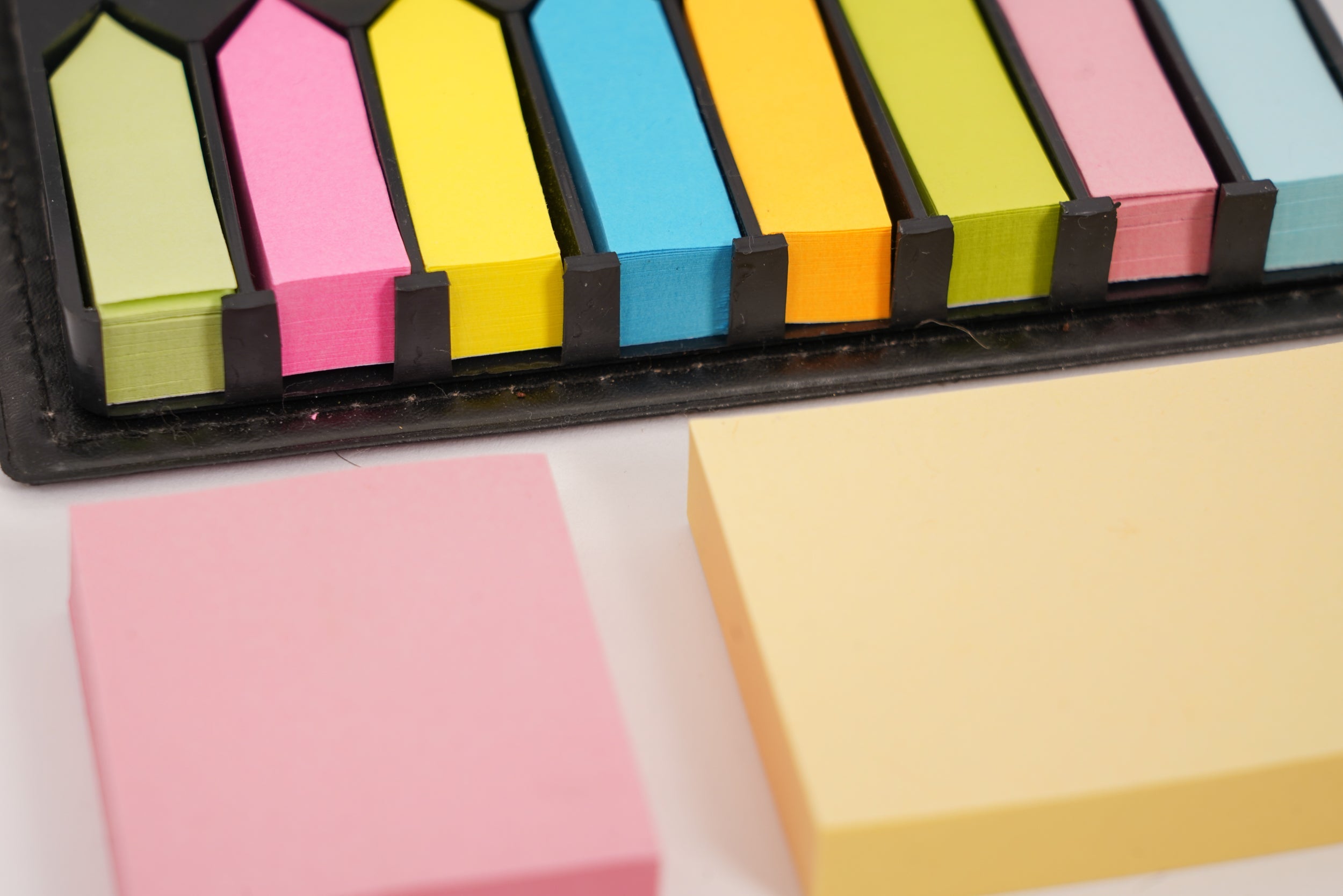 Estuche Con Notas Y Banderas Adhesivas vista a las notas grandes