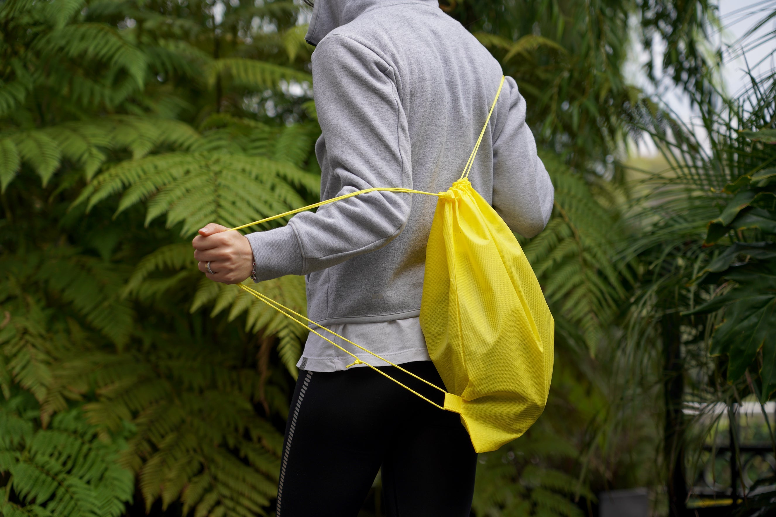 Morrales Ecologicos Non Woven llevado por un hombre amarillo