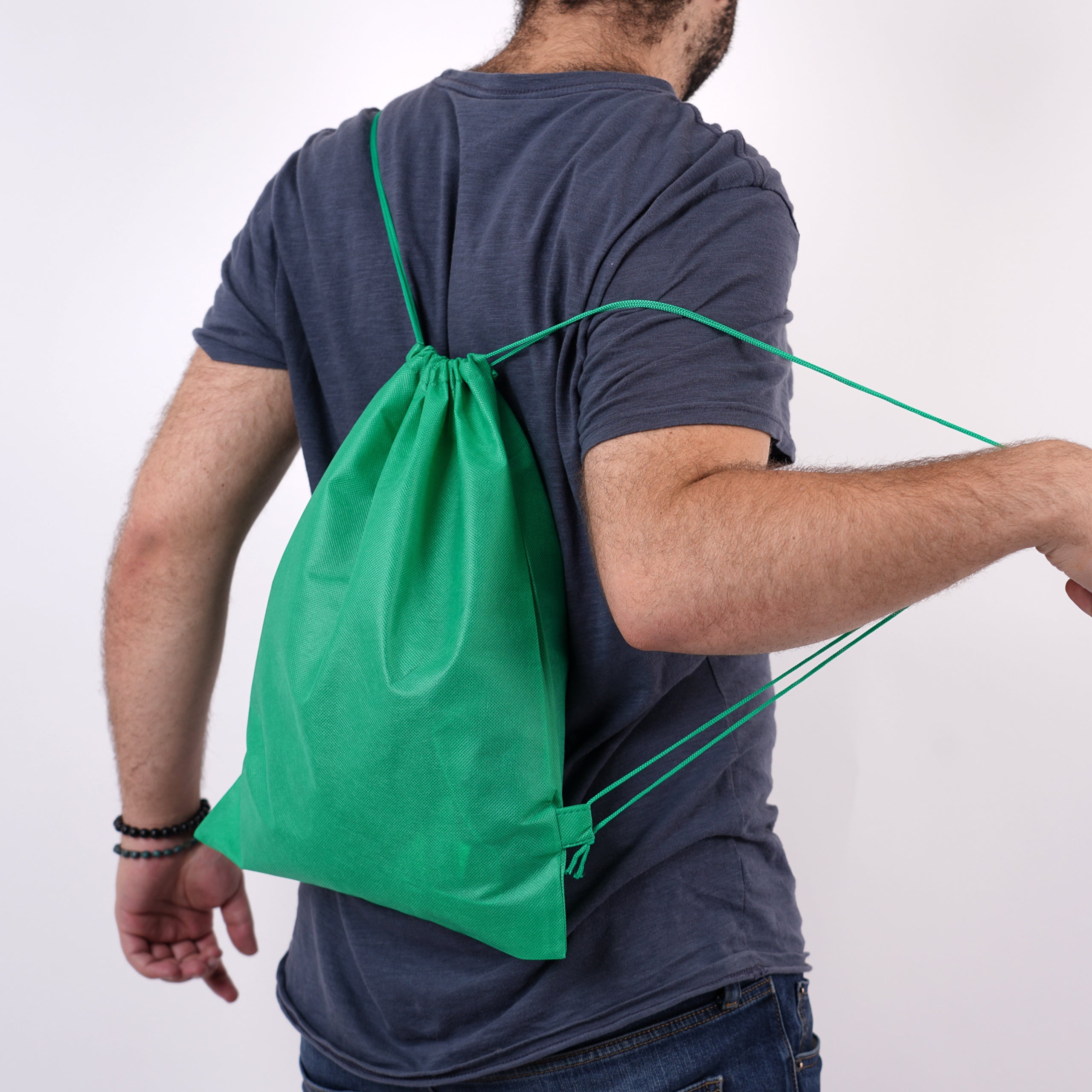 Morrales Ecologicos Non Woven verde siendo usado por un hombre