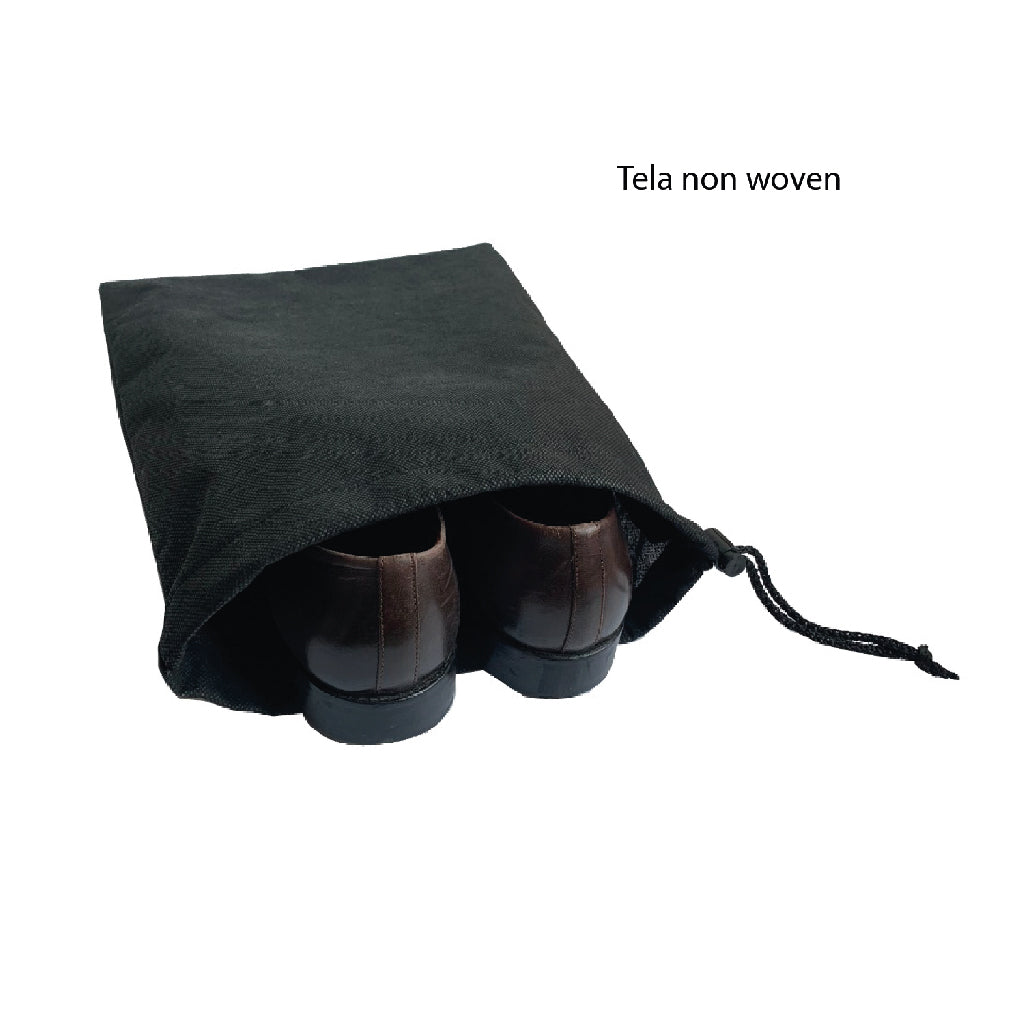 Vista de la bolsa con zapatos dentro