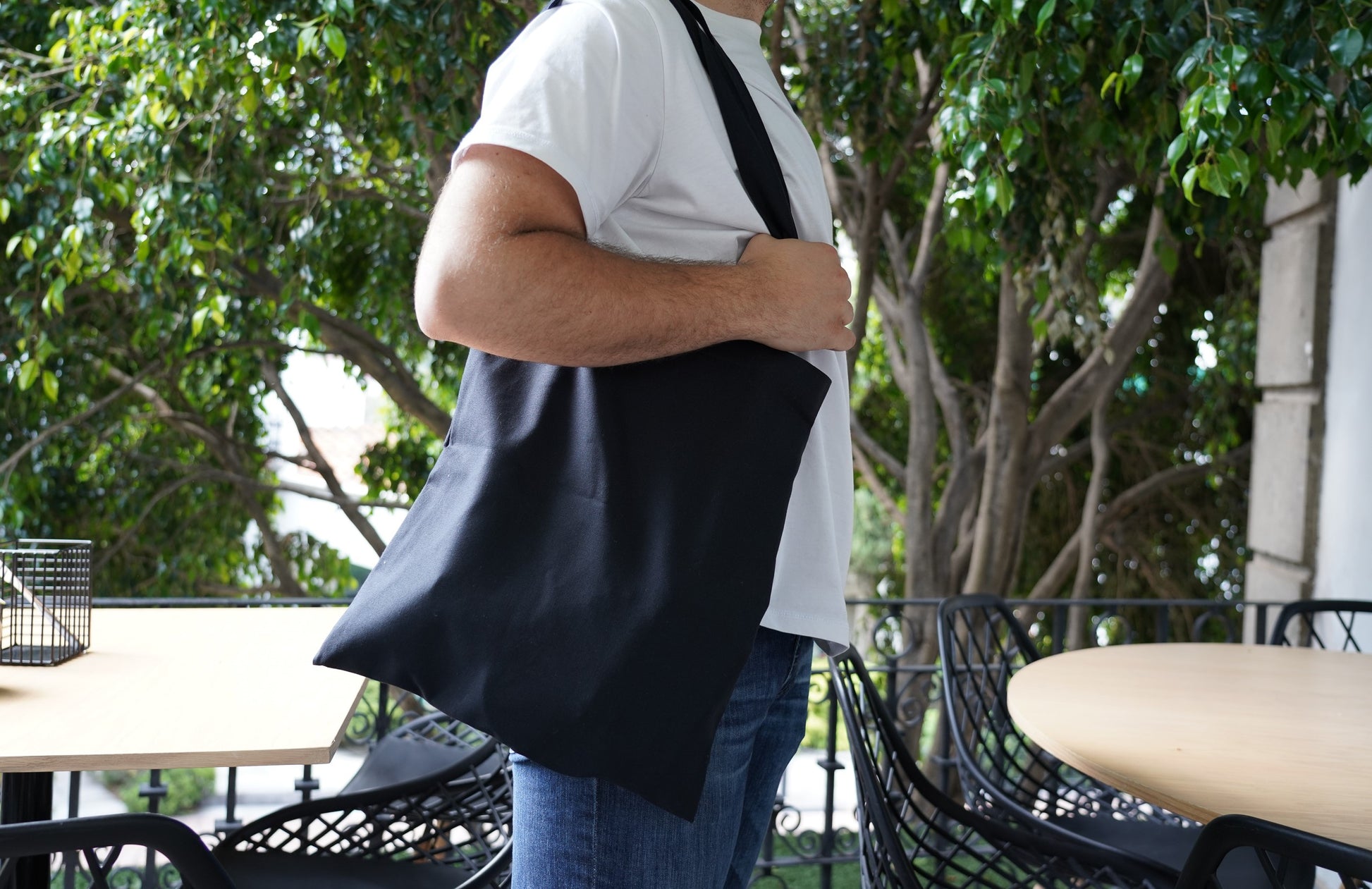 Bolsas Tote Bag Negra usada por un hombre al aire libre